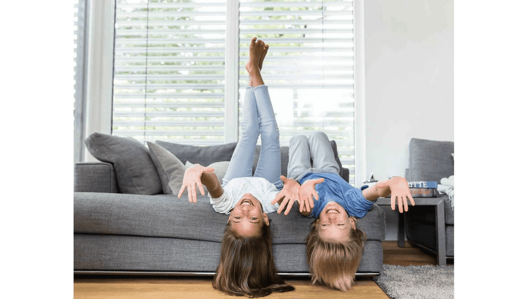 Entspannte Stimmung im Wohnzimmer mit Sonnenschutz am Fenster