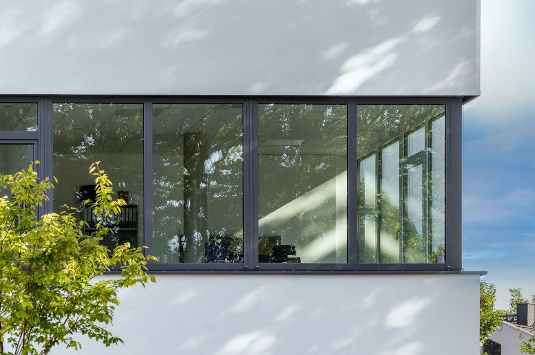 Moderne Kunststofffenster an einem Einfamilienhaus