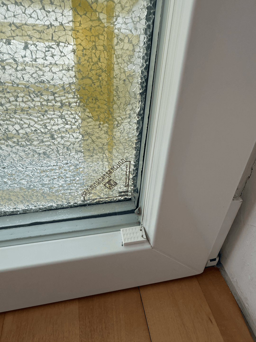 Gesprungene ESG-Sicherheitsglasscheibe am Fenster – Glasbruchservice Wels