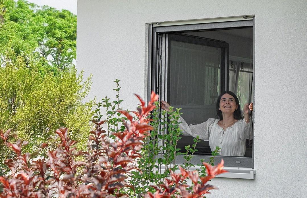 FlexScreen Insektenschutzgitter wird ohne Bohren von innen ins Fensterelement eingesetzt