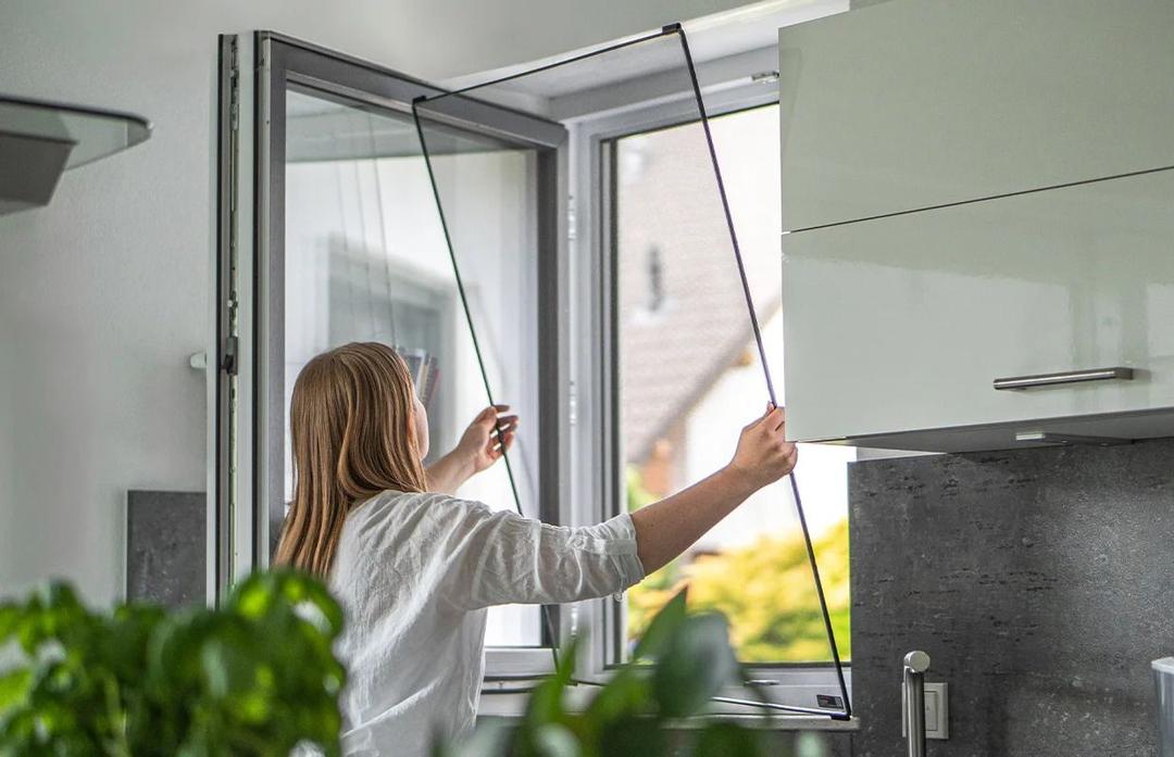 FlexScreen Insektenschutzgitter fügt sich schlank in den Fensterrahmen einer Küche ein