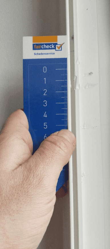 Schadensbegutachtung an Fenster und Balkontür nach Einbruch in Wels