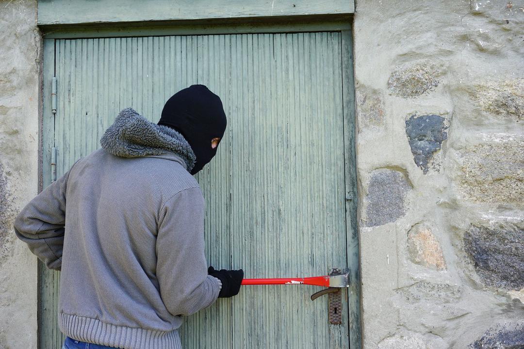Einbrecher hebelt eine Tür auf – Reparatur von Einbruchschäden in Wels